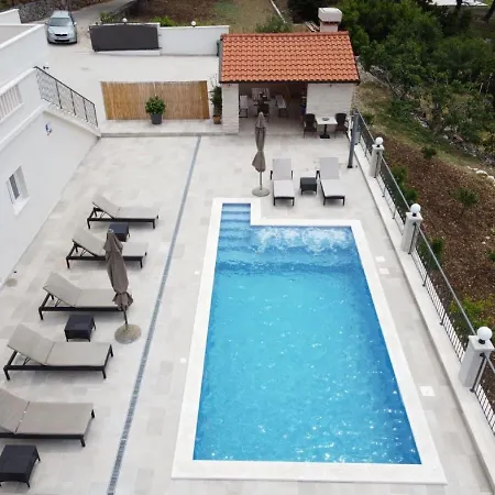 Luxurious In Gruda With Pool 빌라 *