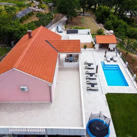 빌라 Luxurious In Gruda With Pool *